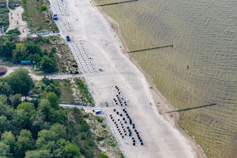 Vue aérienne de Chaises de plage sur la promenade de la station balnéaire de la mer Baltique Ückeritz à Ückeritz dans le département Mecklembourg-Poméranie occidentale, Allemagne
