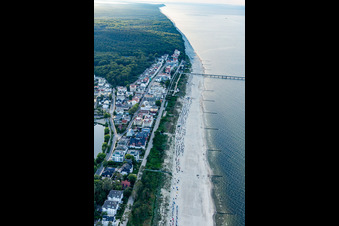 Vue aérienne de Plage de la mer Baltique le soir à le quartier Bansin in Heringsdorf dans le département Mecklembourg-Poméranie occidentale, Allemagne