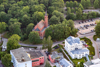 Vue aérienne de Station balnéaire de l'Église évangélique Heringsdorf à Heringsdorf dans le département Mecklembourg-Poméranie occidentale, Allemagne