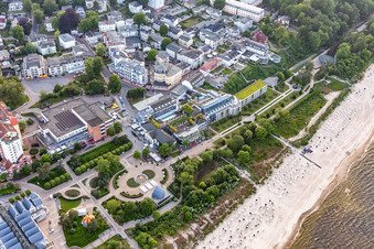 Vue aérienne de Promenade de la plage de Rosengarten Heringsdorf avec l'hôtel Kaiserhof Heringsdorf à Heringsdorf dans le département Mecklembourg-Poméranie occidentale, Allemagne