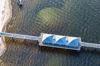 Vue aérienne de Quai central de la jetée Heringsdorf : la plus longue jetée éclairée avec restaurant à Heringsdorf dans le département Mecklembourg-Poméranie occidentale, Allemagne
