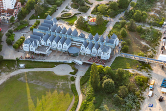Vue aérienne de Boutiques au début de la jetée Heringsdorf : la plus longue jetée illuminée avec restaurant à Heringsdorf dans le département Mecklembourg-Poméranie occidentale, Allemagne