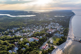 Vue aérienne de Vue sur la ville et la plage de la mer Baltique avec jetée et grande roue à Heringsdorf dans le département Mecklembourg-Poméranie occidentale, Allemagne