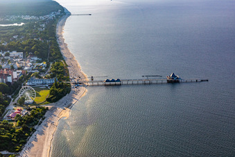 Vue aérienne de Grande roue Heringsdorf et jetée Heringsdorf : jetée de 508 m de long avec bancs couverts, éclairage, restaurant italien et vue panoramique sur la mer à Heringsdorf dans le département Mecklembourg-Poméranie occidentale, Allemagne