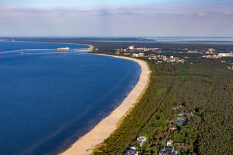 Vue aérienne de Plage frontalière d'Ahlbeck et port de Swinoujscie sur la mer Baltique à le quartier Ahlbeck U in Heringsdorf dans le département Mecklembourg-Poméranie occidentale, Allemagne