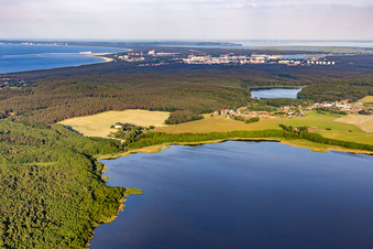 Vue aérienne de Village entre Gothensee et Wolgastsee à Korswandt dans le département Mecklembourg-Poméranie occidentale, Allemagne