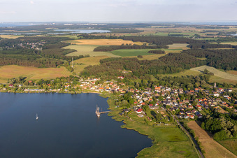 Vue aérienne de Navire à deux mâts à quai Neppermin à le quartier Neppermin in Benz dans le département Mecklembourg-Poméranie occidentale, Allemagne