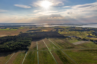 Vue aérienne de Fossés de drainage du Mellenthiner OS - terrain de golf droit du Golfclub Balmer See - Insel Usedom eV à le quartier Balm in Benz dans le département Mecklembourg-Poméranie occidentale, Allemagne