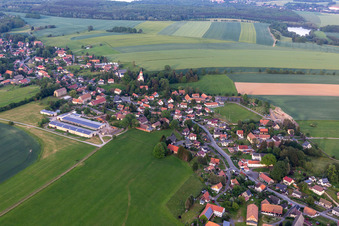 Vue aérienne de Rue principale à le quartier Bertsdorf in Bertsdorf-Hörnitz dans le département Saxe, Allemagne