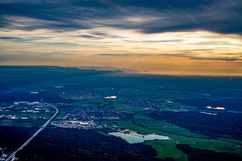 Vue aérienne de Vallée du Rhin avec l'A5 à le quartier Karlsdorf in Karlsdorf-Neuthard dans le département Bade-Wurtemberg, Allemagne