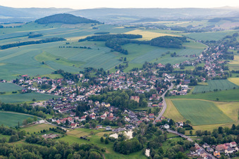 Vue aérienne de De l'est à le quartier Hörnitz in Bertsdorf-Hörnitz dans le département Saxe, Allemagne