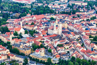 Vue aérienne de Vieille ville historique avec l'église Saint-Jean et le centre touristique du parc naturel des montagnes de Zittau au marché à Zittau dans le département Saxe, Allemagne