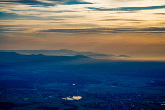 Vue aérienne de Bord du Kraichgau dans la lumière du soir à le quartier Untergrombach in Bruchsal dans le département Bade-Wurtemberg, Allemagne