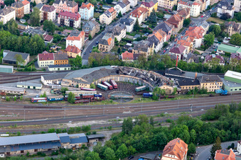 Vue aérienne de Hangar à voies à moitié effondré sur Eisenbahnstr à Zittau dans le département Saxe, Allemagne