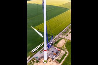 Vue aérienne de Chantier de construction d'une éolienne au parc éolien d'Oberseifersdorf d'Alterric Deutschland GmbH et d'Energiequelle GmbH à le quartier Eckartsberg in Mittelherwigsdorf dans le département Saxe, Allemagne