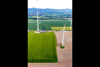 Photographie aérienne de Chantier de construction d'une éolienne au parc éolien d'Oberseifersdorf d'Alterric Deutschland GmbH et d'Energiequelle GmbH à le quartier Eckartsberg in Mittelherwigsdorf dans le département Saxe, Allemagne
