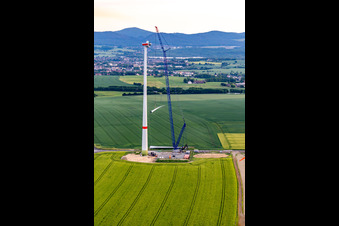 Vue oblique de Chantier de construction d'une éolienne au parc éolien d'Oberseifersdorf d'Alterric Deutschland GmbH et d'Energiequelle GmbH à le quartier Eckartsberg in Mittelherwigsdorf dans le département Saxe, Allemagne