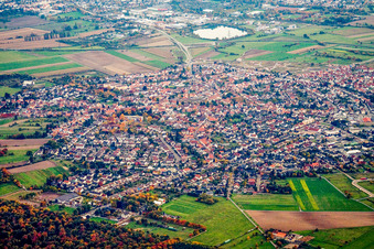 Vue aérienne de Lieu du nord à Forst dans le département Bade-Wurtemberg, Allemagne