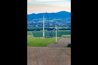 Chantier de construction d'une éolienne au parc éolien d'Oberseifersdorf d'Alterric Deutschland GmbH et d'Energiequelle GmbH à le quartier Eckartsberg in Mittelherwigsdorf dans le département Saxe, Allemagne d'en haut
