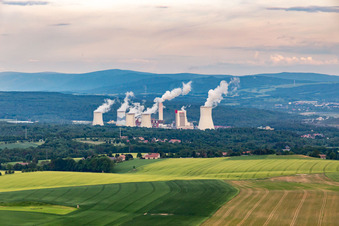 Vue aérienne de Du nord-ouest en arrière-plan la mine de lignite à ciel ouvert et la centrale électrique polonaise de Turów à le quartier Dittelsdorf in Zittau dans le département Saxe, Allemagne