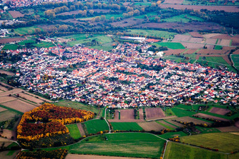 Vue aérienne de Vue des rues et des maisons dans les quartiers résidentiels à le quartier Weiher in Ubstadt-Weiher dans le département Bade-Wurtemberg, Allemagne