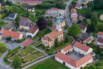 Vue aérienne de Église Dittersbach à le quartier Dittersbach in Bernstadt a. d. Eigen dans le département Saxe, Allemagne