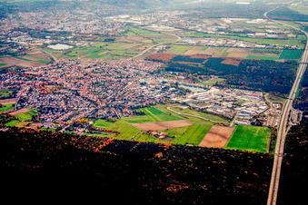 Vue aérienne de Place sur l'A5 à Forst dans le département Bade-Wurtemberg, Allemagne