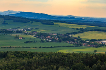 Vue aérienne de Vue du village depuis l'est à le quartier Friedersdorf in Markersdorf dans le département Saxe, Allemagne