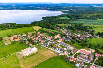 Vue aérienne de Village au bord du lac Berzdorf à le quartier Jauernick-Buschbach in Markersdorf dans le département Saxe, Allemagne