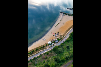Vue aérienne de Promenade de plage nord-est du lac Berzdorf avec bar de plage Görlitz à le quartier Deutsch Ossig in Görlitz dans le département Saxe, Allemagne