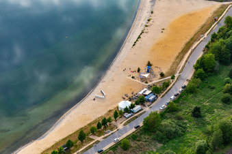 Vue aérienne de Promenade de plage nord-est du lac Berzdorf avec bar de plage Görlitz à le quartier Deutsch Ossig in Görlitz dans le département Saxe, Allemagne