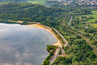 Vue oblique de Promenade de plage nord-est du lac Berzdorf avec bar de plage Görlitz à le quartier Deutsch Ossig in Görlitz dans le département Saxe, Allemagne