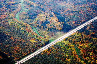 Vue aérienne de L'A5 traverse le Kriegbach à le quartier Bad Langenbrücken in Bad Schönborn dans le département Bade-Wurtemberg, Allemagne