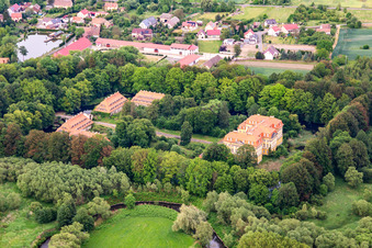 Vue aérienne de Château Radomierzyce à Radomierzyce dans le département Basse-Silésie, Pologne