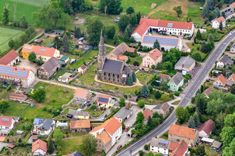 Vue aérienne de Église Saint-Nicolas Leuba à le quartier Leuba in Ostritz dans le département Saxe, Allemagne