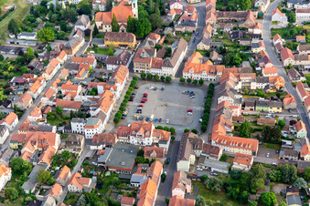 Vue aérienne de Place du marché vue du nord à Ostritz dans le département Saxe, Allemagne