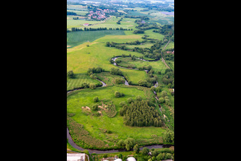 Vue aérienne de Neisse lusacienne sinueuse à Ostritz dans le département Saxe, Allemagne