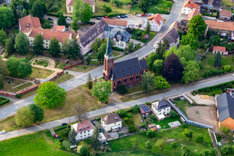Vue aérienne de Église Gustave Adolphe à Ostritz dans le département Saxe, Allemagne