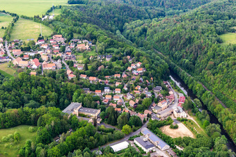 Vue aérienne de Village au-dessus de la Neisse de Lusace à le quartier Rosenthal in Zittau dans le département Saxe, Allemagne