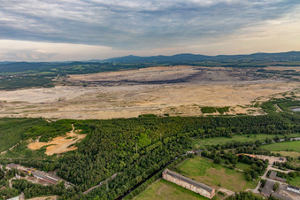 Vue aérienne de Mine de lignite à ciel ouvert "PGE Górnictwo i Energetyka Konwencjonalna Oddział Kopalnia Węgla Brunatnego Turów" du nord-ouest à Bogatynia dans le département Basse-Silésie, Pologne
