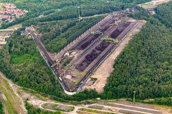 Vue aérienne de Dépotoirs de charbon à la mine de lignite à ciel ouvert "PGE Górnictwo i Energetyka Konwencjonalna Oddział Kopalnia Węgla Brunatnego Turów à Bogatynia dans le département Basse-Silésie, Pologne