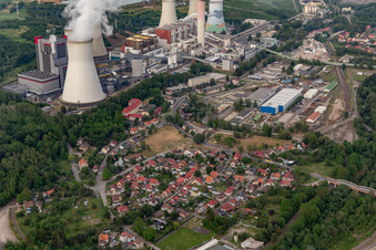 Vue aérienne de Village au pied de la centrale électrique de lignite Turów "PGE Górnictwo i Energetyka Konwencjonalna SA, Oddział Elektrownia Turów à Bogatynia dans le département Basse-Silésie, Pologne