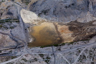 Vue aérienne de Bassin d'infiltration dans la mine de lignite à ciel ouvert "PGE Górnictwo i Energetyka Konwencjonalna Oddział Kopalnia Węgla Brunatnego Turów à Bogatynia dans le département Basse-Silésie, Pologne