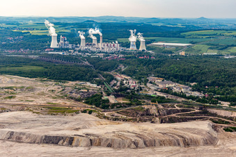 Vue aérienne de Mine de lignite à ciel ouvert "PGE Górnictwo i Energetyka Konwencjonalna Oddział Kopalnia Węgla Brunatnego Turów" et centrale électrique de Turów à Bogatynia dans le département Basse-Silésie, Pologne