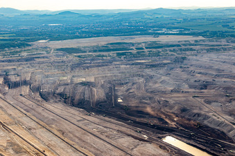 Vue aérienne de Mine de lignite à ciel ouvert "PGE Górnictwo i Energetyka Konwencjonalna Oddział Kopalnia Węgla Brunatnego Turów à le quartier Rybarzowice in Opolno-Zdrój dans le département Basse-Silésie, Pologne
