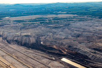 Vue aérienne de Mine de lignite à ciel ouvert "PGE Górnictwo i Energetyka Konwencjonalna Oddział Kopalnia Węgla Brunatnego Turów à Białopole dans le département Basse-Silésie, Pologne