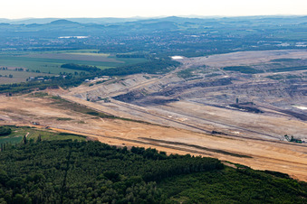 Vue aérienne de Bordure de démolition de la mine à ciel ouvert de lignite "PGE Górnictwo i Energetyka Konwencjonalna Oddział Kopalnia Węgla Brunatnego Turów à Białopole dans le département Basse-Silésie, Pologne