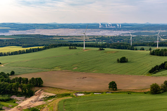 Vue aérienne de Parc éolien tchèque Wetzwalde (parc Větrný Václavice) devant la mine à ciel ouvert de lignite polonaise Kopalnia Węgla Brunatnego Turów à Hrádek nad Nisou dans le département Liberec, République tchèque