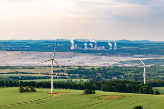 Photographie aérienne de Parc éolien tchèque Wetzwalde (parc Větrný Václavice) devant la mine à ciel ouvert de lignite polonaise Kopalnia Węgla Brunatnego Turów à Hrádek nad Nisou dans le département Liberec, République tchèque
