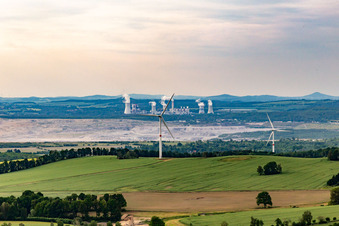 Vue oblique de Parc éolien tchèque Wetzwalde (parc Větrný Václavice) devant la mine à ciel ouvert de lignite polonaise Kopalnia Węgla Brunatnego Turów à Hrádek nad Nisou dans le département Liberec, République tchèque